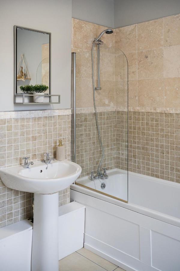 1 Bed House, Free Parking, 15 Minutes From Cheltenham Races Gloucester Ngoại thất bức ảnh