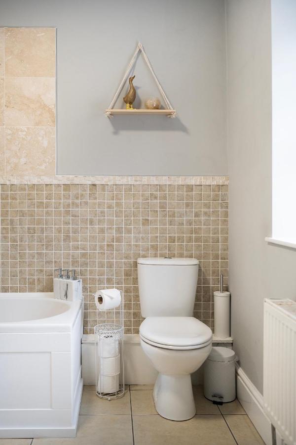 1 Bed House, Free Parking, 15 Minutes From Cheltenham Races Gloucester Ngoại thất bức ảnh