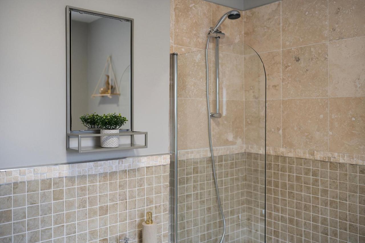 1 Bed House, Free Parking, 15 Minutes From Cheltenham Races Gloucester Ngoại thất bức ảnh